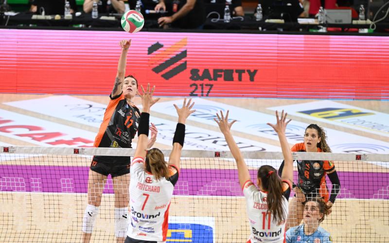 L'avventura arancionera in Serie A1 si apre con una sconfitta al tie break con Cuneo dopo un match sull'ottovolante