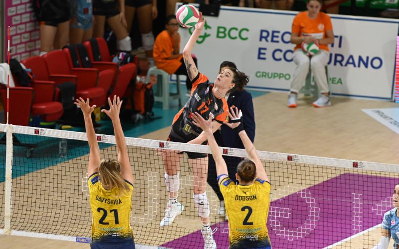 La CBF Balducci HR sconfitta in tre set al Fontescodella dal Monviso Volley nella seconda uscita stagionale