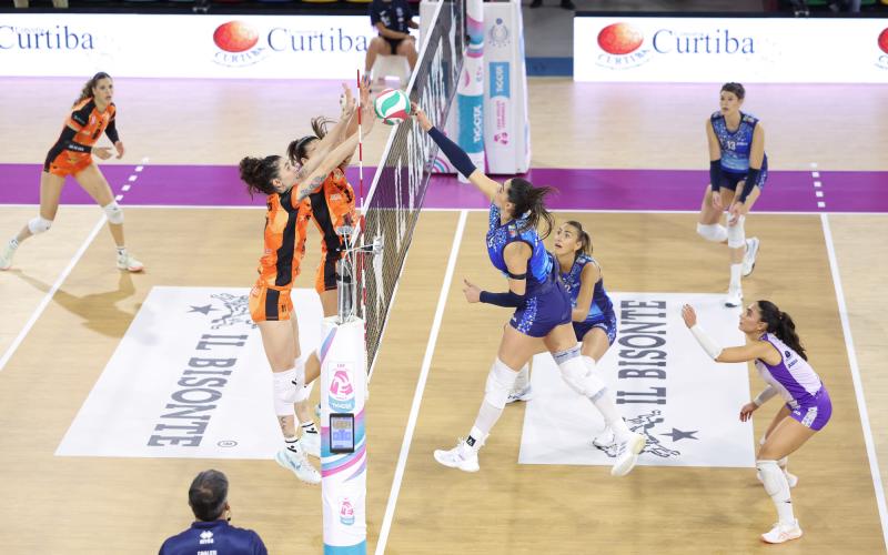 La CBF Balducci HR torna con un punto da Firenze: arancionere avanti 2-0 poi arriva la rimonta delle toscane