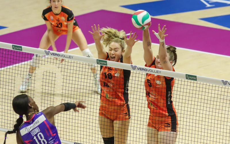 Le arancionere lottano a Monza ma cedono in 3 set contro la corazzata Numia Vero Volley Milano
