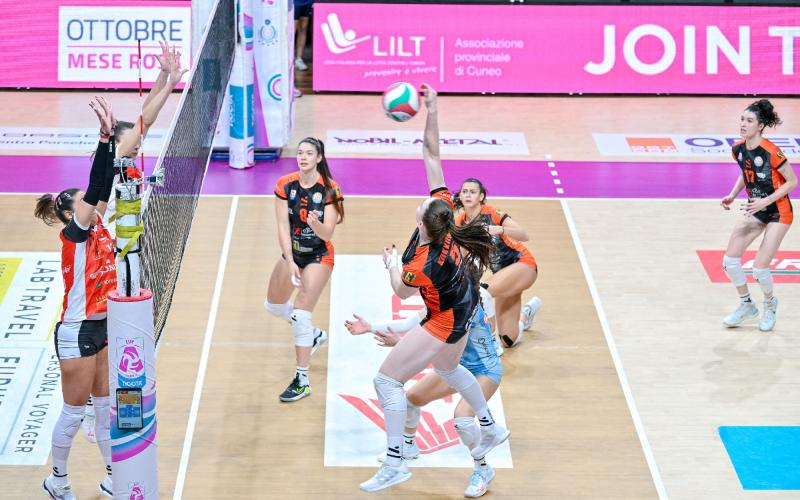 La CBF Balducci HR torna da Cuneo con un punto: avanti 2-0, le arancionere cedono al tie break